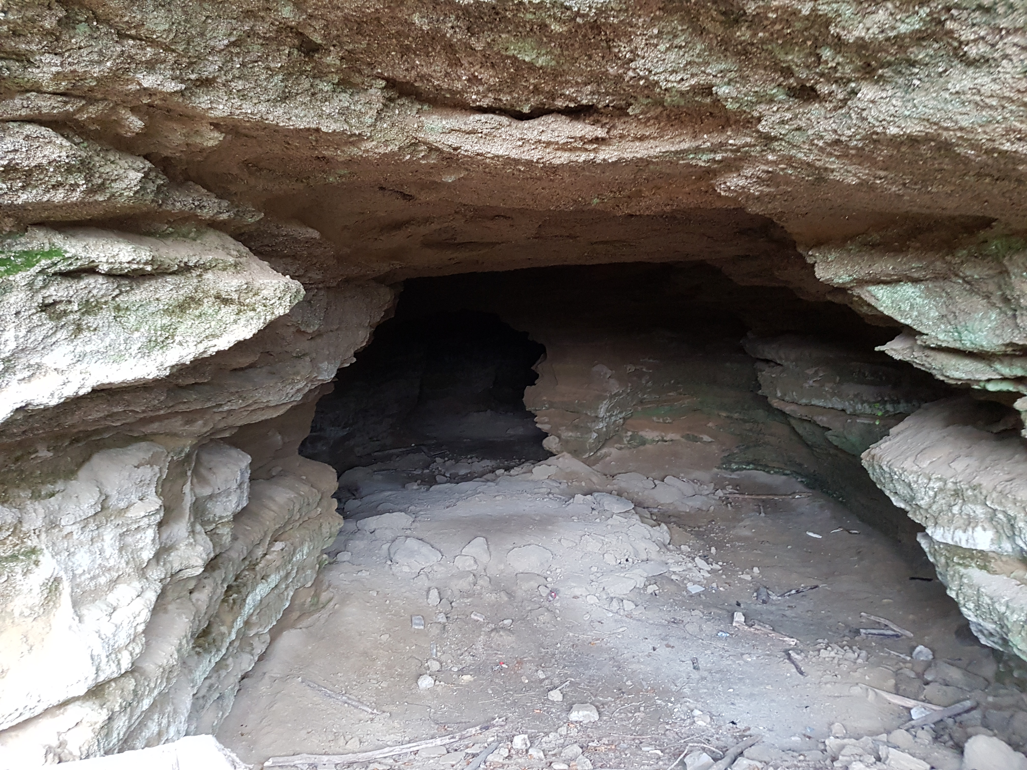 Höhlen im Zentrum von Aurach