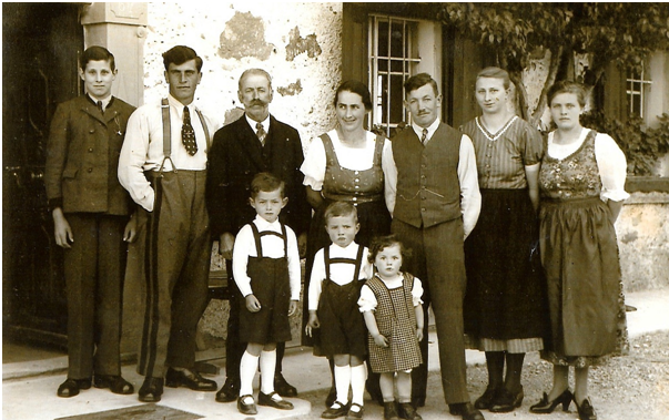 Datei:Hemetsberger Familie um 1940.png