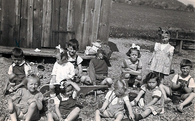 Datei:Kindergarten1946.jpg