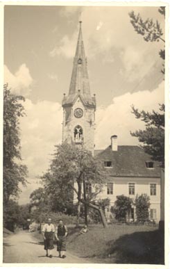 Datei:Gampern-Kirchturm-Schule.jpg