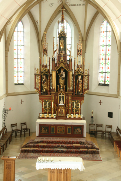 Datei:Altarraum-Kirche-Seewalchen.jpg