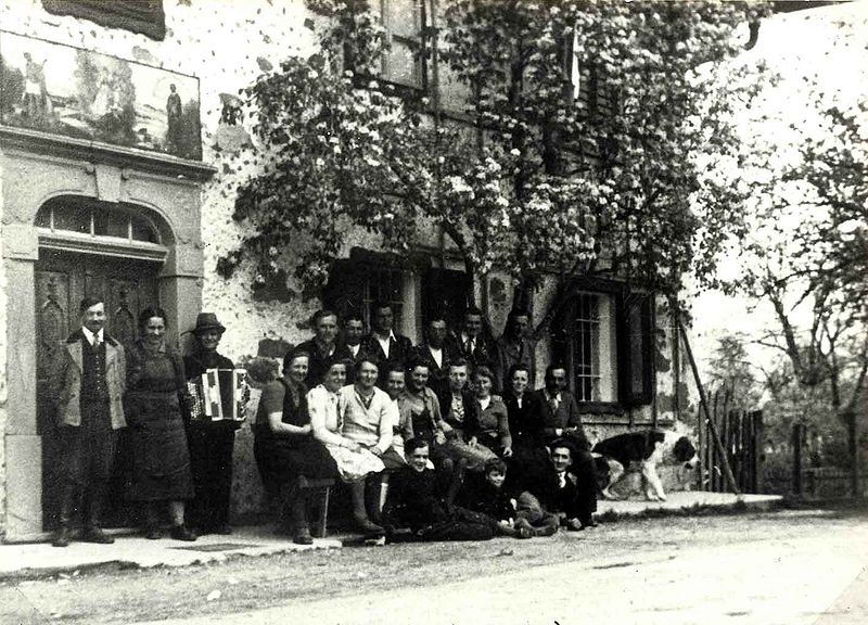Datei:Niedermayrhof mit Leuten 1947w.jpg