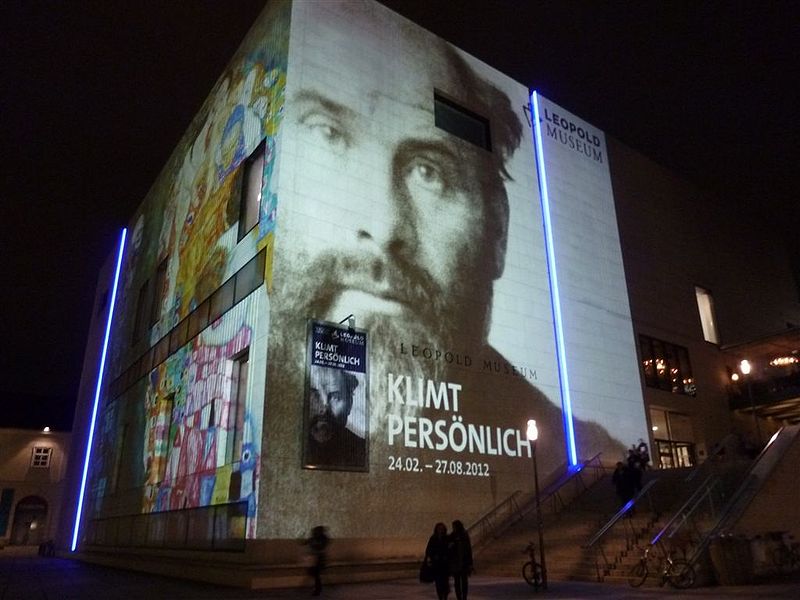 Datei:Klimt pers Leopoldmuseum abends.jpg