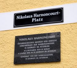 Tafel am Nikolaus Harnoncourt- Platz in St. Georgen.jpg