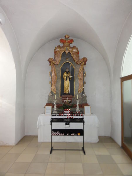 Datei:Pfarrkirche Seewalchen, ehemals rechte Seitenaltar mit dem hl. Benedikt kam in den Turm..JPG