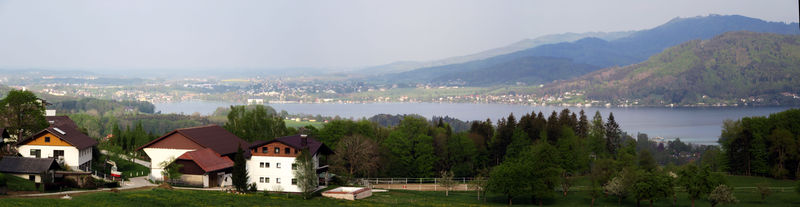 Datei:Panoramabild von Berg an die Nordostseite des Attersees.jpg