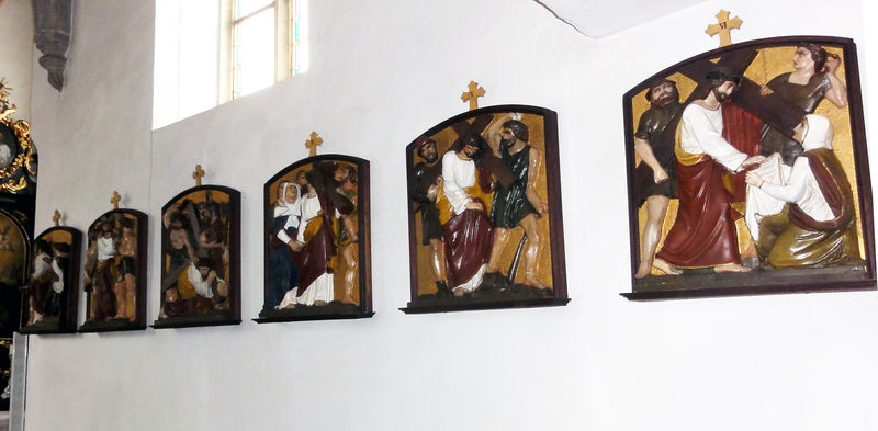 Datei:Reliefartige Kreuzwegbilder in der Pfarrkirche Abtsdorf (rechts).jpg