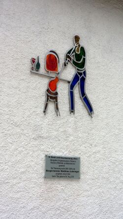 Skulptur und Text am Arbeiterhaus in Freudenthal.jpg