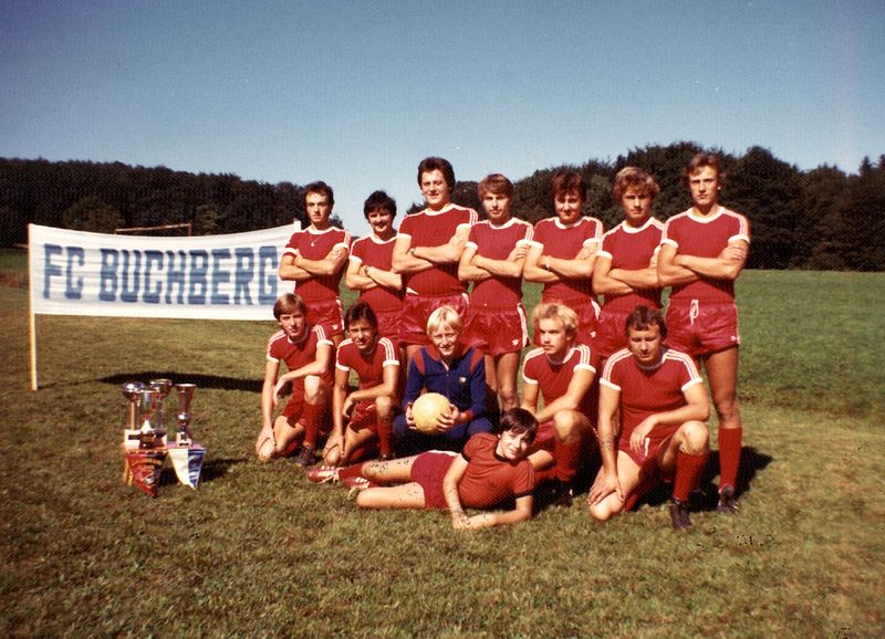 Datei:1978 Mannschaftsfoto rote Dressen.jpg