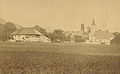 Das Bäckerhaus 1900 mit der Kirche im Hintergrund