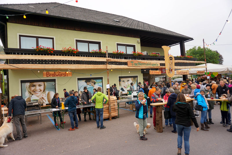Datei:Verkaufsstände der Vereine beim Kastanienfest in Unterach am Attersee.jpg