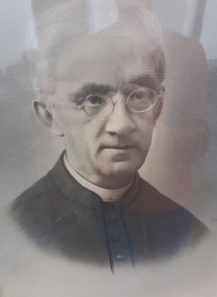 Datei:Pfarrer Höller.jpg