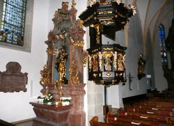 Kirche St. Georgen, Kanzel und Seitenaltar.jpg