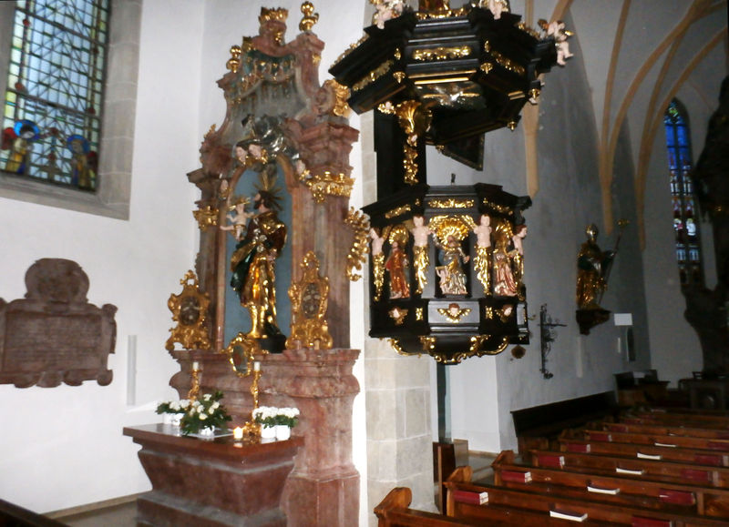 Datei:Kirche St. Georgen, Kanzel und Seitenaltar.jpg