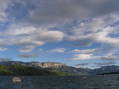 Der See vor der Kulisse des Höllengebirges