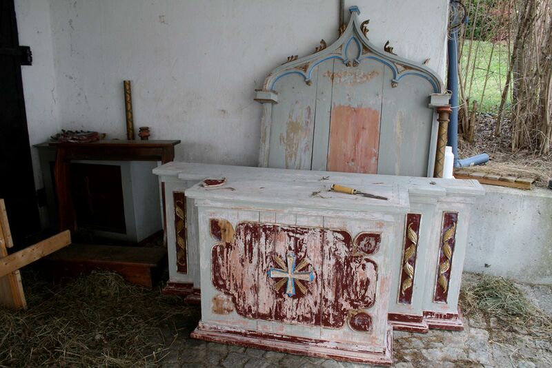 Datei:Palmsdorfer Altar vor Renovierung.jpg