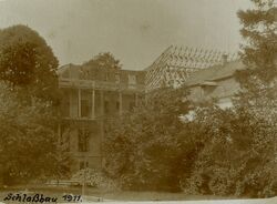 Rechter Turm&Mitteltrakt.jpg