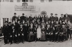 Hochzeitsgesellschaft vor Goldenem Pflug.jpg