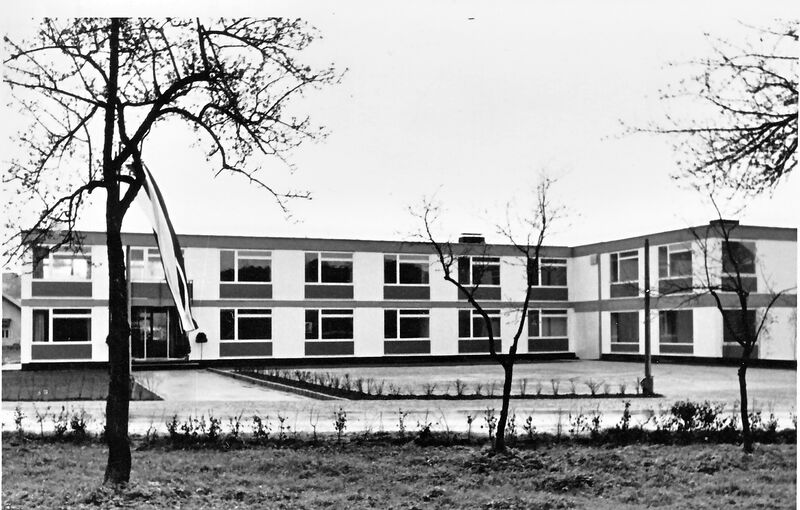 Datei:1963 Neubau Gemeindeamt Seewalchen.jpg