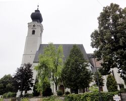 Südansicht der Pfarrkirche St. Georgen im Attergau.jpg