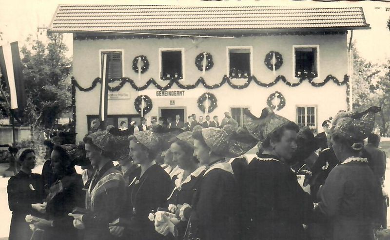 Datei:Altes Gemeindeamt Aurach 1957.jpg