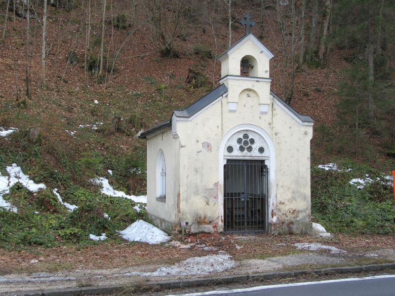 Datei:Ferrary-Kapelle in Unterburgau, Gemeinde St. Gilgen, wurde im Jahr 1891 von Philipp von Ferrary gestiftet.jpg