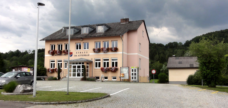 Datei:Gemeindeamt Straß im Attergau.jpg