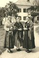 Drei Goldhaubenfrauen beim Kirchgang 1958
