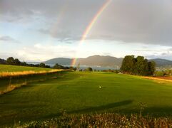 Ein Regenbogen steigt aus dem Attersee auf