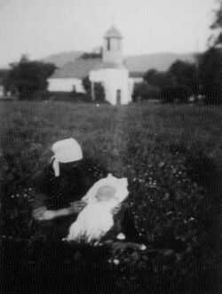 Kapelle mit Mutter und Kind um 1900.jpg