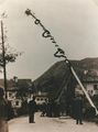 Der Maibaum 1948 vor dem Niedermoarhof