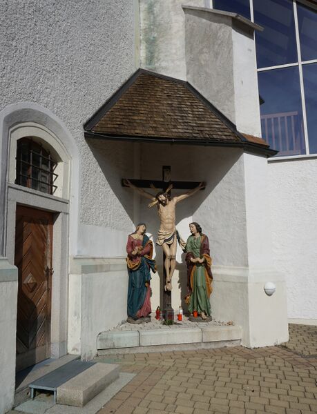 Datei:Kreuz an der Südseite der Pfarrkirche Seewalchen.jpg