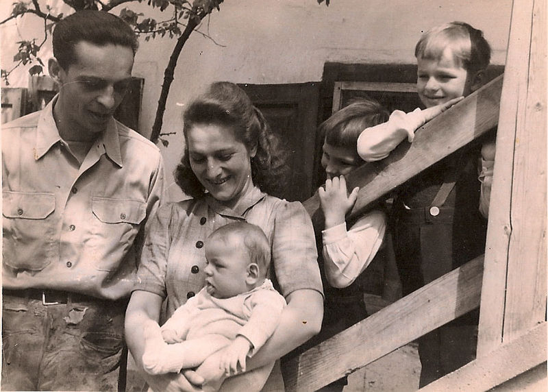 Datei:Familie Kapretz vor Justihaus 1948.jpg