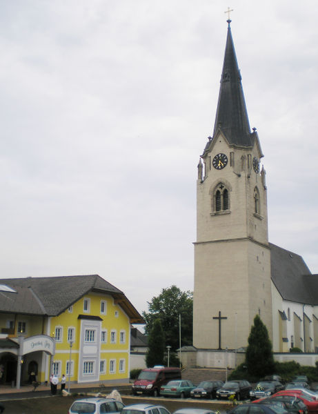 Datei:Pfarrkirche Gampern und Gasthof Gugg.jpg