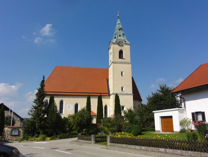 Datei:Pfarrkirche Weyregg, Südseite.jpg