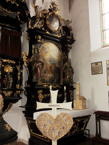 Datei:Rechter Seitenaltar in der Pfarrkirche Abtsdorf.jpg