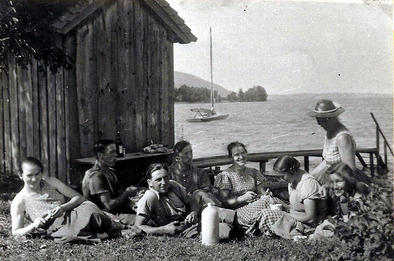 Datei:Jausenzeit am See 1936.jpg