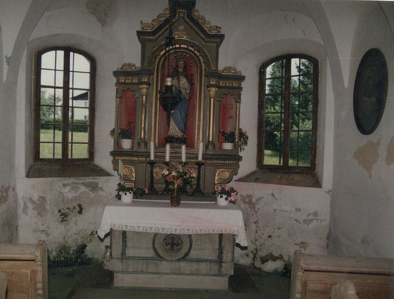 Datei:Kapelle 1991 innen Bauschäden.jpg