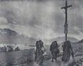 Bergbäuerinnen mit Kopftüchern gehen von der Kirche heim - 1939 beim Fleischhacker Kreuz