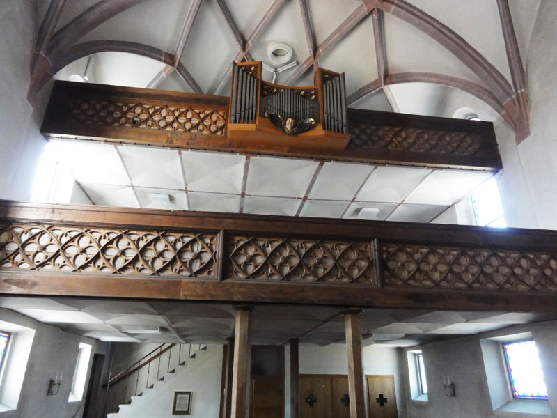 Datei:Empore und Orgel in der Pfarrkirche Weyregg.jpg