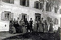 Der Lexenhof mit Hausleuten 1893