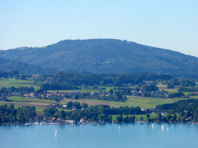 Datei:Ausblick von Weyregg über den Attersee zum Lichtenberg (am Gipfel ist der Attergau-Aussichtsturm erkennbar).jpg
