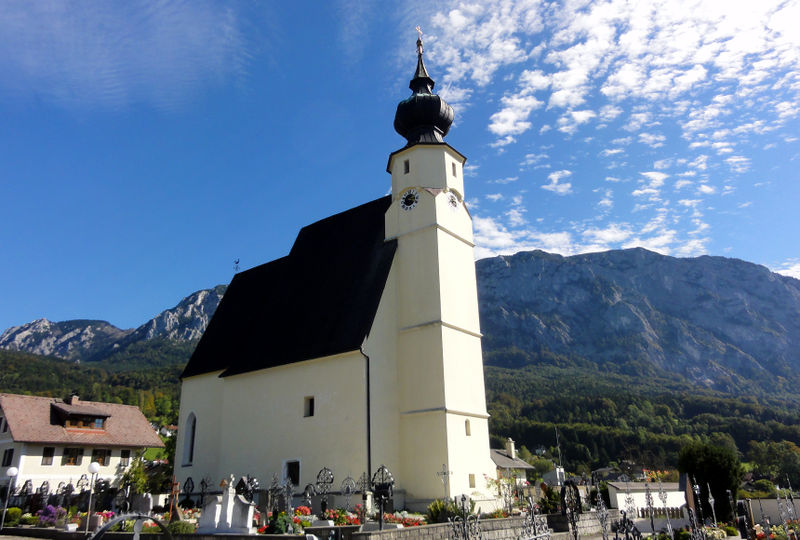 Datei:Pfarrkirche Steinbach am Attrsee mit dem Höllengebirge.jpg
