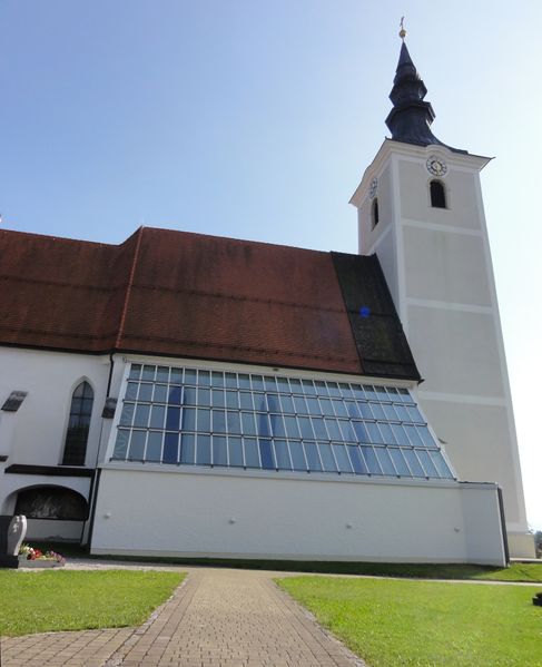 Datei:Pfarrkirche Seewalchen, Nordseite mit dem glasüberdachten Zubau.jpg