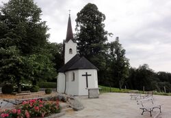 Kronbergkapelle mit Vorplatz und Steintisch.jpg