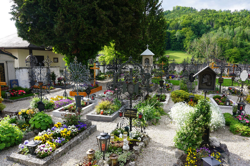 Datei:Bergfriedhof mit schmiedeeisernen Grabkreuzen in Attersee.jpg