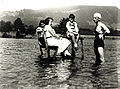 Sitzgarnitur im Wasser 1935