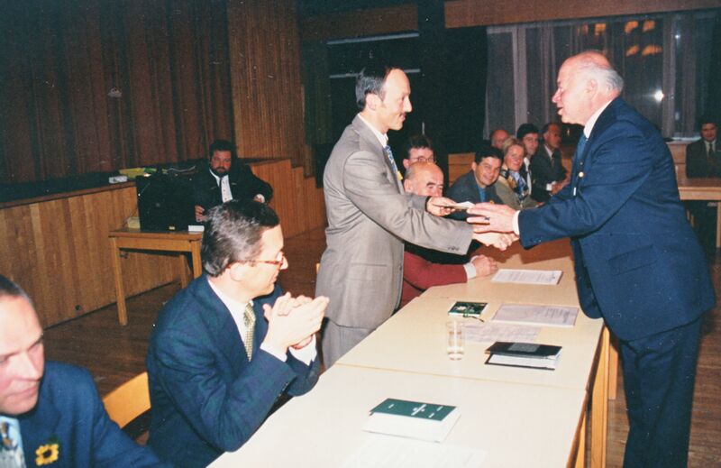 Datei:1997 GRW Schlüsselübergabe und Gratulation von Alt-Bgm. Limberger an den neuen Bürgermeister Mag. Johann Reiter.jpg