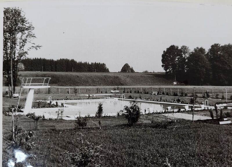 Datei:Schwimmbad-1966.jpg