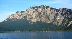 Höllengebirge, Ansicht von Unterach.jpg